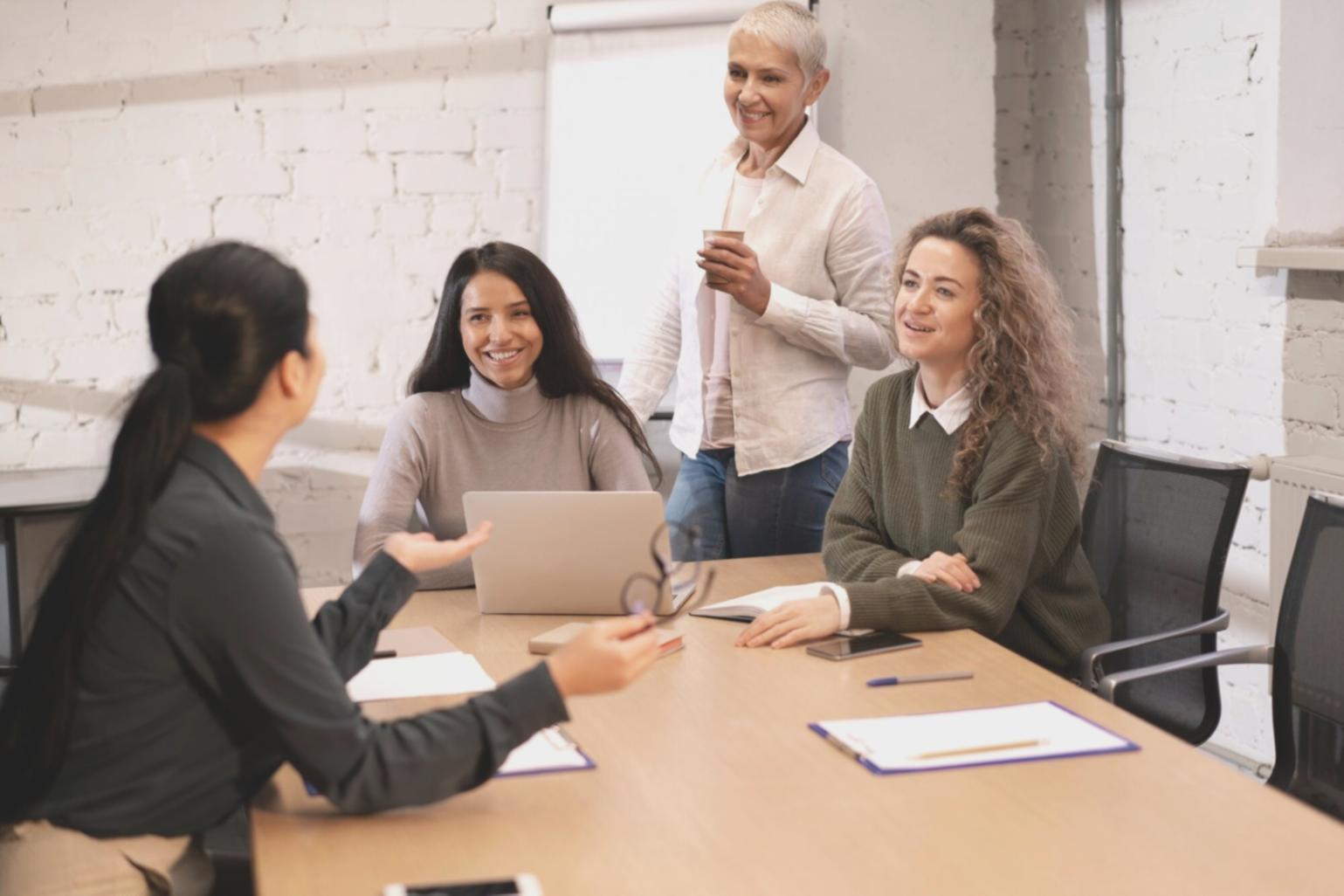 Gemeinsame Brainstorming-Session für intuitive Budgetfunktionen